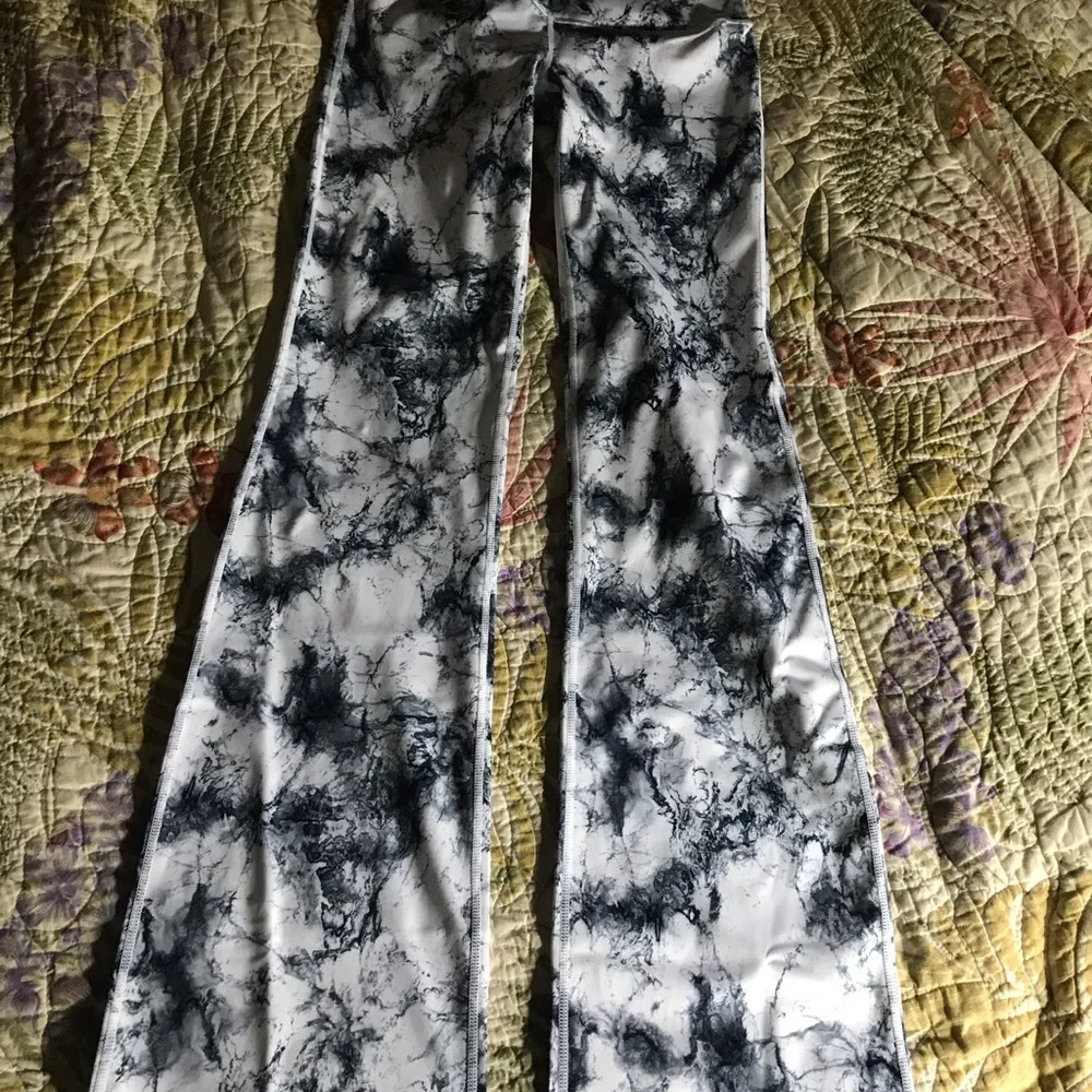 Yoga pants sz small‎ black and white (brand new).